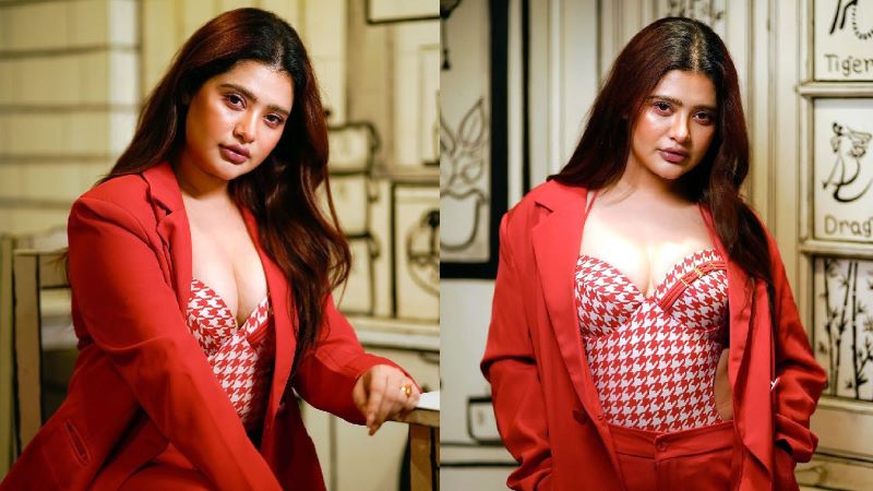 খোলামেলা ভিডিওতে উত্তাপ ছড়ালেন এনা